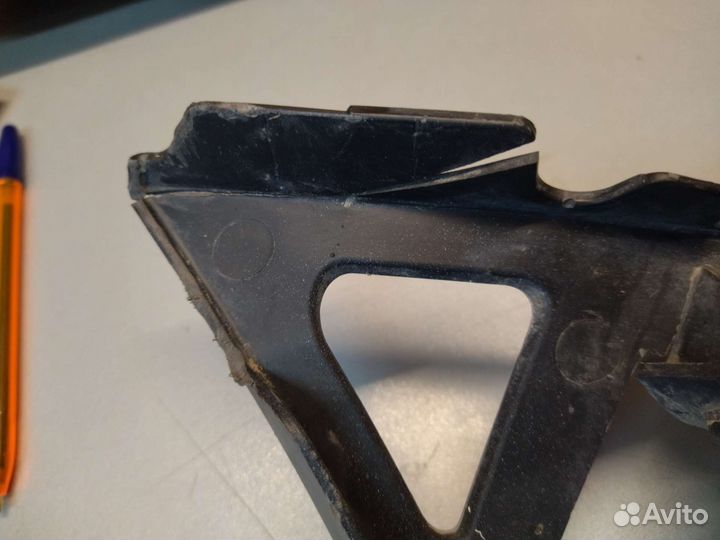 Кронштейн переднего бампера левый W222