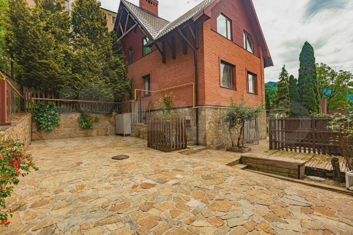 Коттедж 235 м² на участке 11,8 сот.