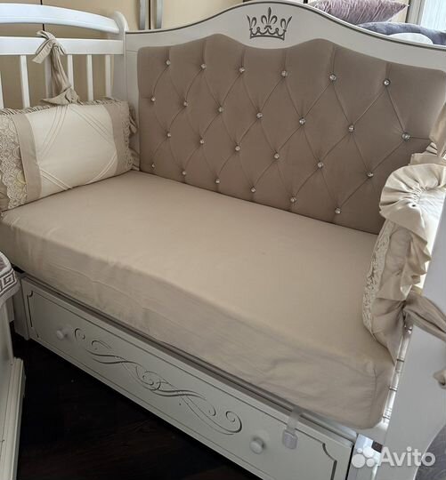 Детская кроватка с маятником и ящиком