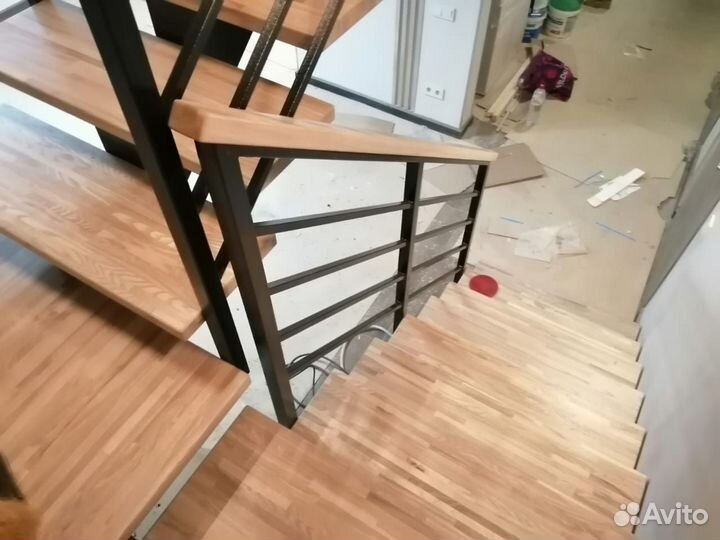 Лестница с площадкой на монокосоуре в Томилино
