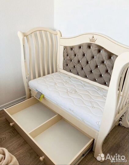 Детская кроватка с маятником