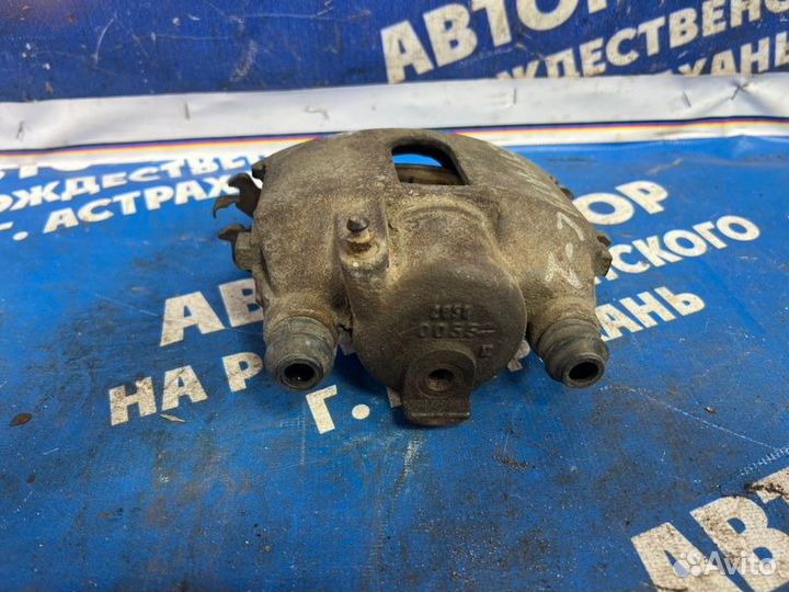 Передний левый суппорт Dodge Stratus седан 2000