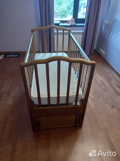 Детская кроватка с маятником и ящиком