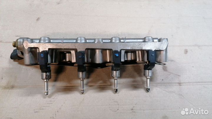 Топливная рампа в сборе Ф.Гольф5 2008г дв.caxa 1.4