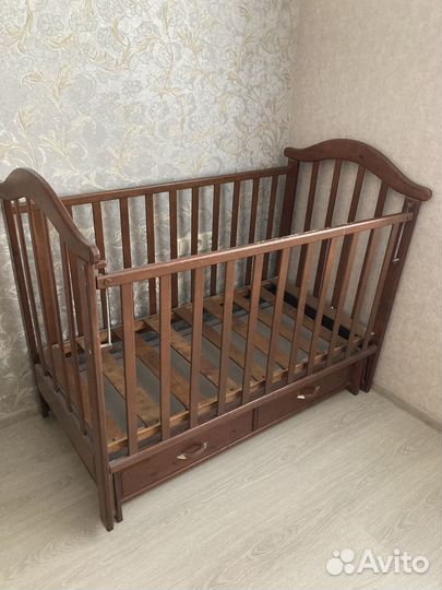 Детская кроватка с маятником