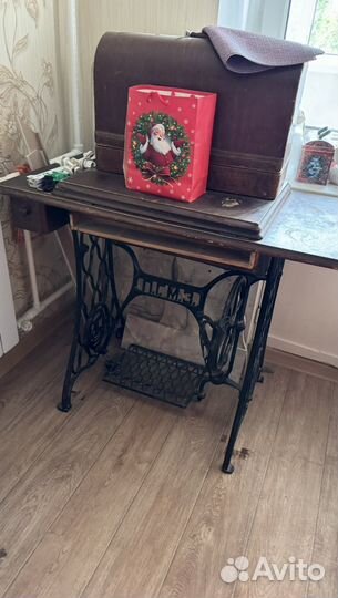 Шаейная машинка на чугунном подстолье