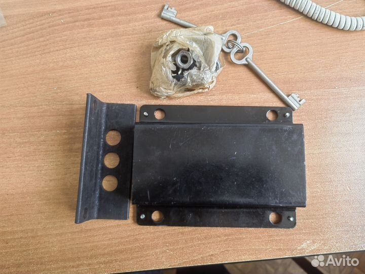 Замок дверной гаражный