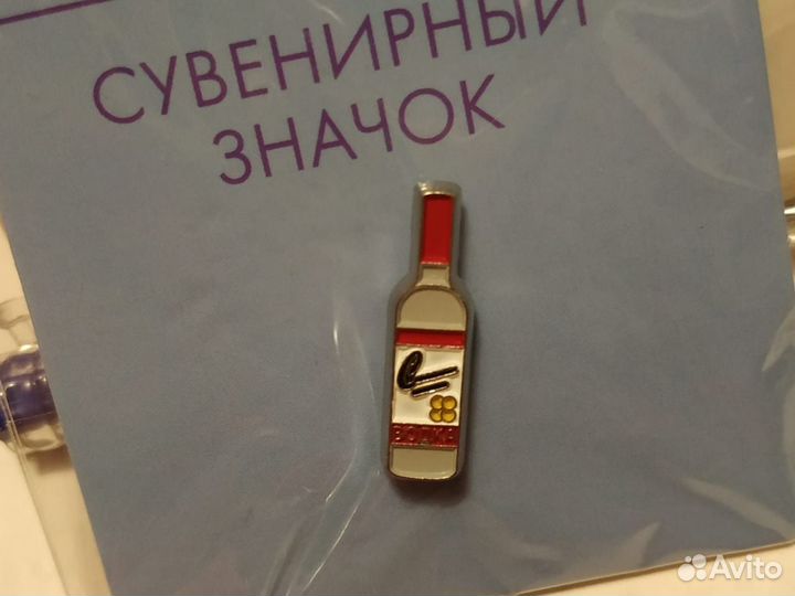 Значки: Кока-Кола, русалка-рыцарь, бутылка водки