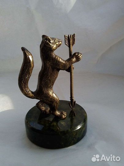 Бронзовая статуэтка, подставка из змеевика Соболь