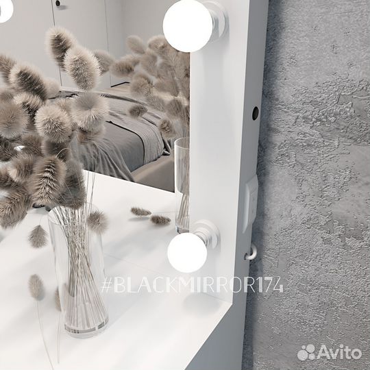 Компактная гримерка с ящиком без ручек