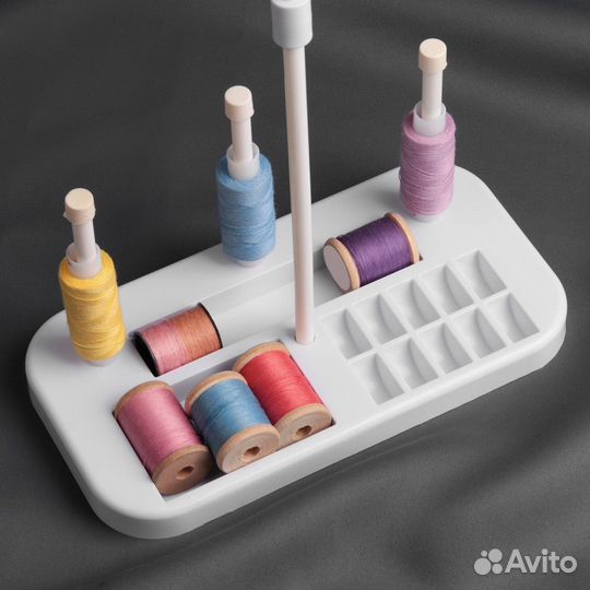 5235802 Органайзер-стойка для ниток h36,5см на подставке 20,7*10,8*1,5см