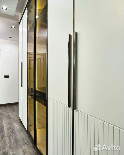 Шкаф распашной со стекляными дверцами