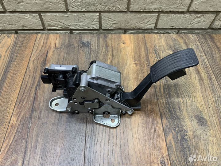 Infiniti QX56/QX80 Педаль газа