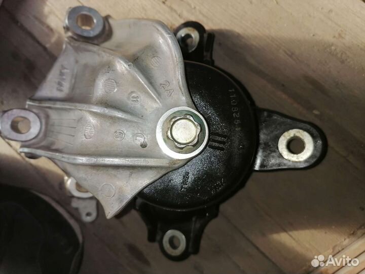 Подушка двигателя