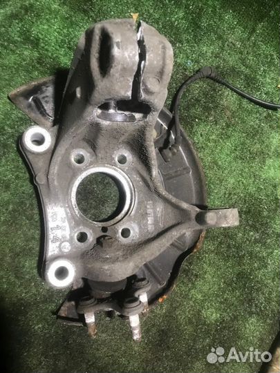 Кулак передний правый Volkswagen Passat B6 BZB