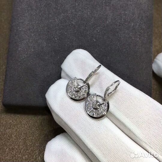 Серьги Amulette de Cartier из белого золота с брил