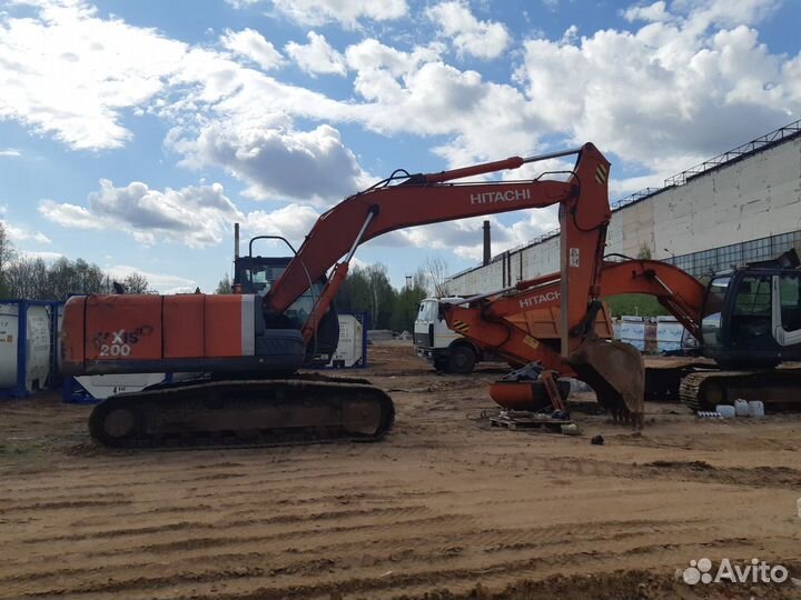 Машинист гусинечного экскаватора Хитачи zx200
