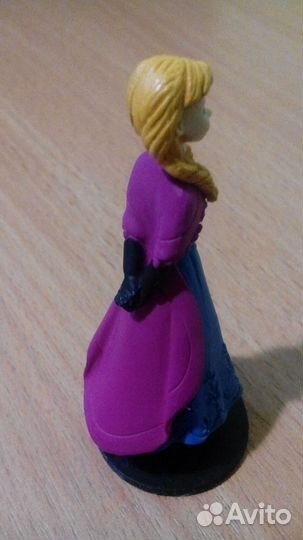 Игрушки из Киндер-сюрприза макси и волчки Несквик