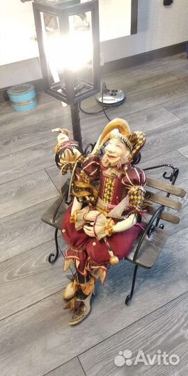 Уличный фонарь и лавка декоративные