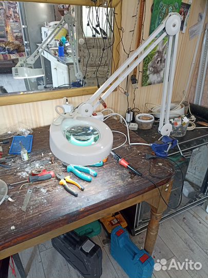 Лампа настольная с увеличительным стеклом