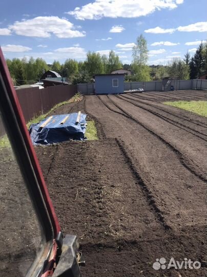 Вспашка земли трактором с почвофрезой