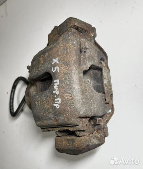 Суппорт передний правый BMW X5