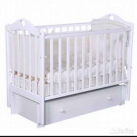 Детская кроватка с маятником