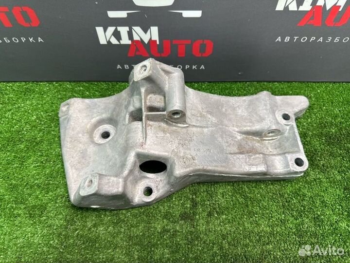 Кронштейн генератора Skoda Fabia 2 1.4 cggb 2011