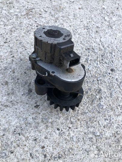 Моторчик заслонки отопителя Volkswagen Sharan 1