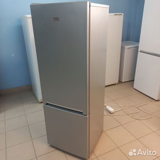 Холодильник с морозильной камерой. Доставка