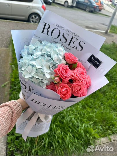 Гортензия с кумтовой розой в букете