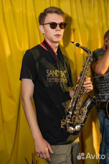 Саксофонист на праздник
