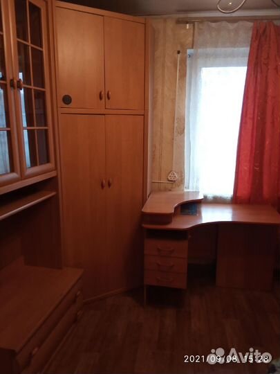 Стенка 5 секций,стол компьютерный,в разобранном ви