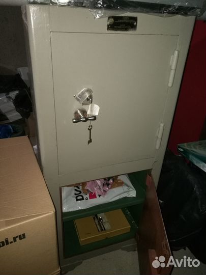 Шкаф металлический двухдверный
