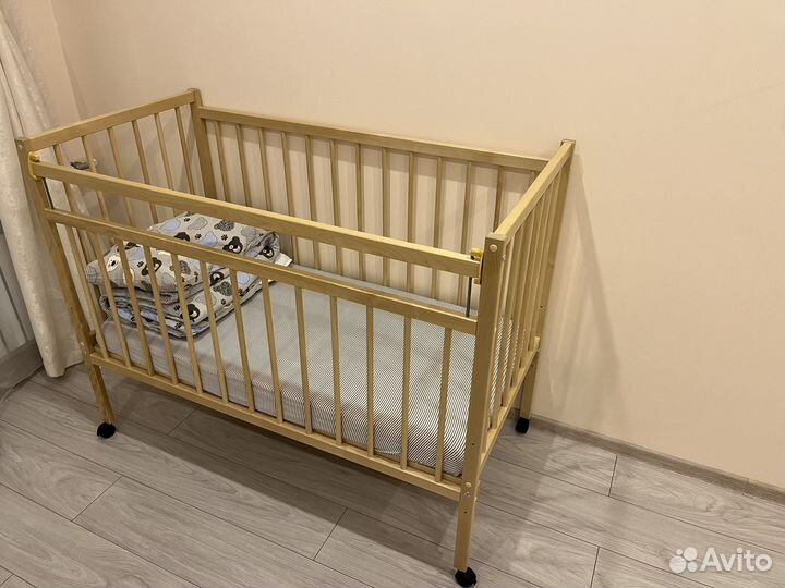 Кроватка детская деревянная