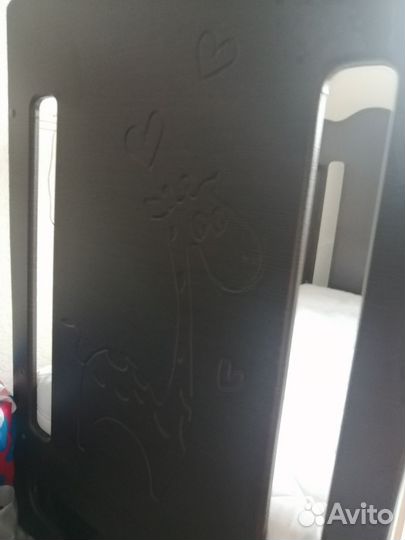 Детская кроватка с маятником и ящиком