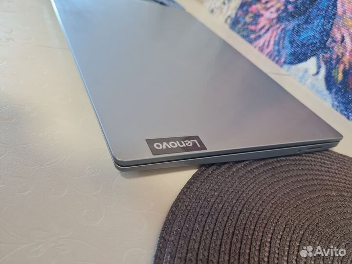 Lenovo FullHD Ryzen 3/Vega3/12/SSD-512gb