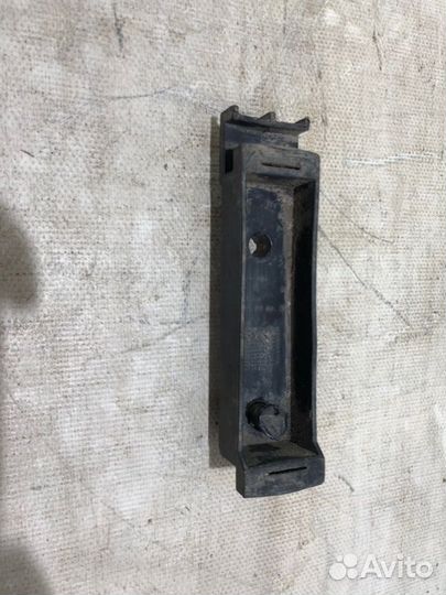 Направляющая бампера передняя левая Mercedes-Benz