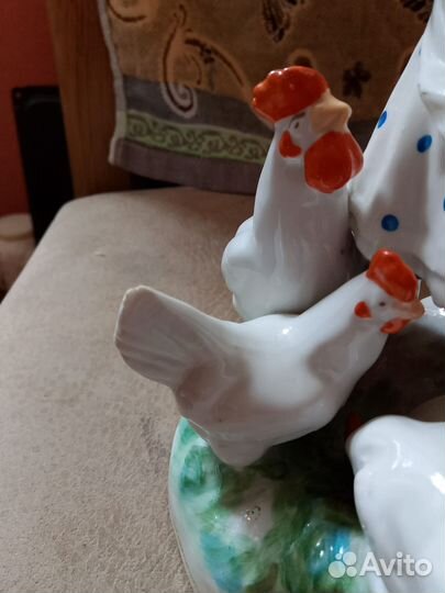 Статуэтка девочка кормит кур