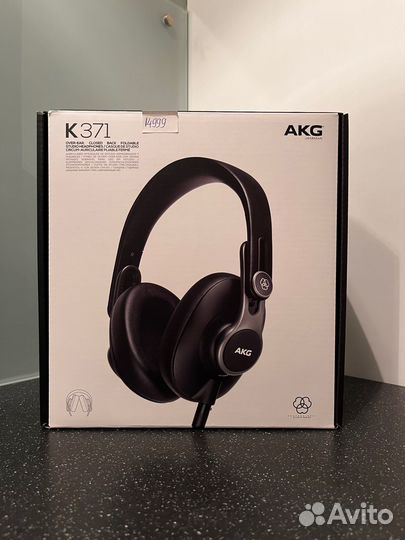 AKG K371