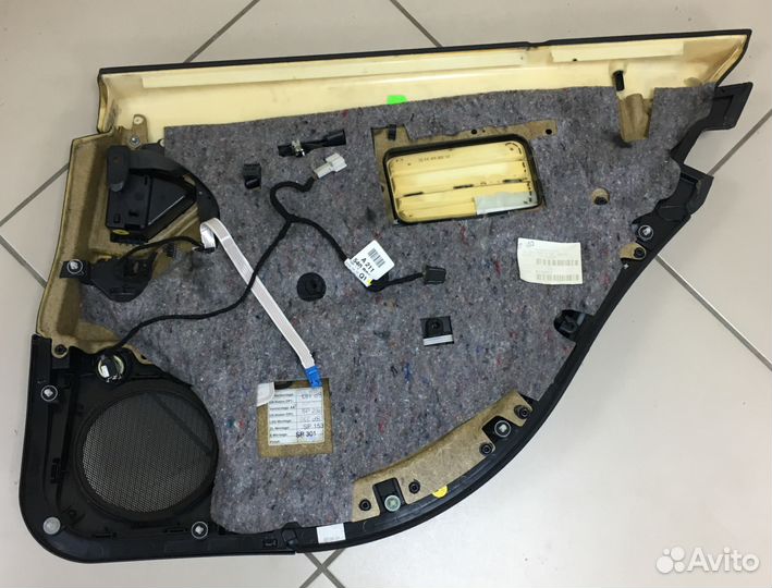 Обшивка задней левой двери Mercedes-Benz W211