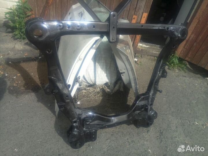 Подрамник двигателя Toyota Camry