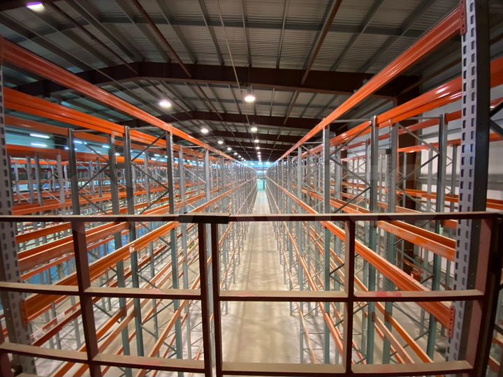 Склад с мезонином и стеллажами