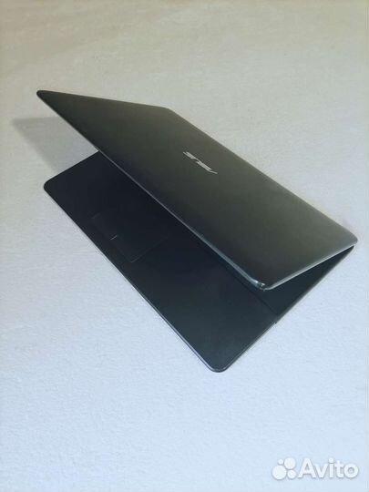 Asus с большим экран(ssd/4 ядер/4/две видеокарты