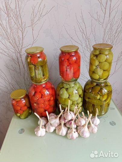 Огурцы,томаты маринованные, чеснок