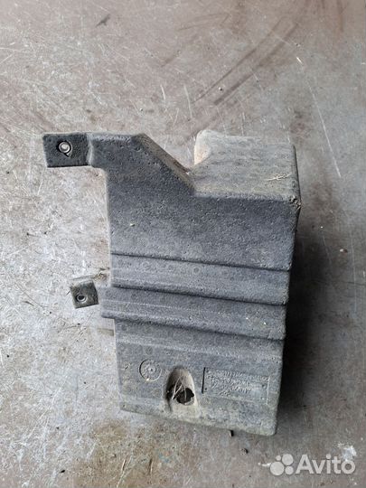 Уплотнитель передний левый BMW E60