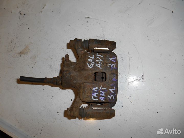 Задний левый суппорт Mitsubishi Galant