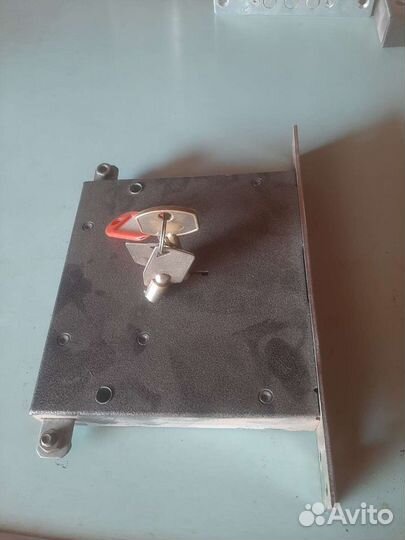 Замок дверной