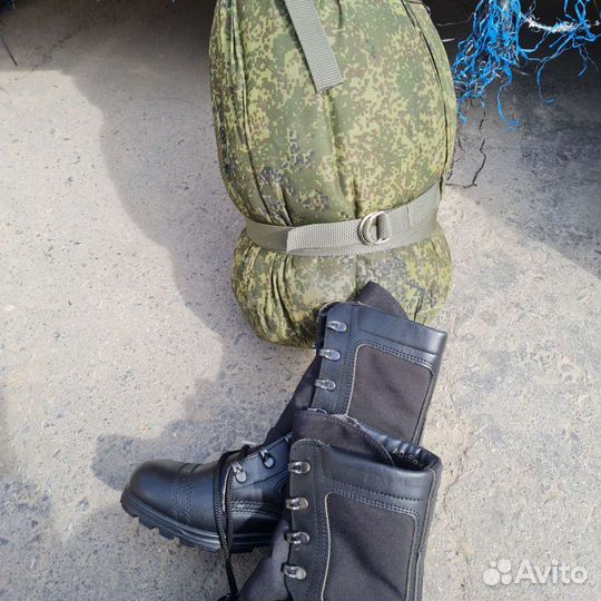 Уставные : Берцы летние, спальные мешки