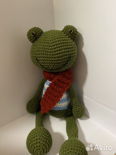 Вязаная игрушка лягушка